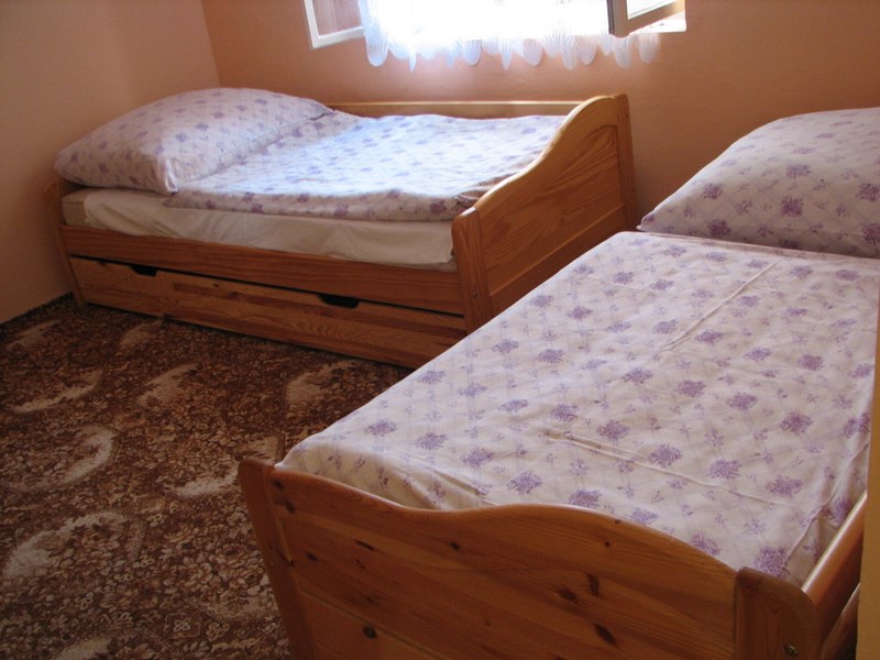 Velký Vřešťov – ložnice č. 1 (celkem 6 postelí ve 2 ložnicích)